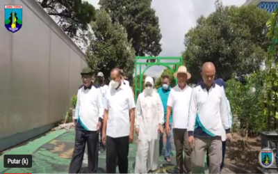 Program Pramuka Produktif, Tanami Lahan Kosong di Masjid Al Akbar Surabaya.